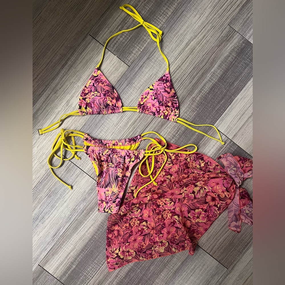 Floral bikini top and bottom
Whitefox Boutique